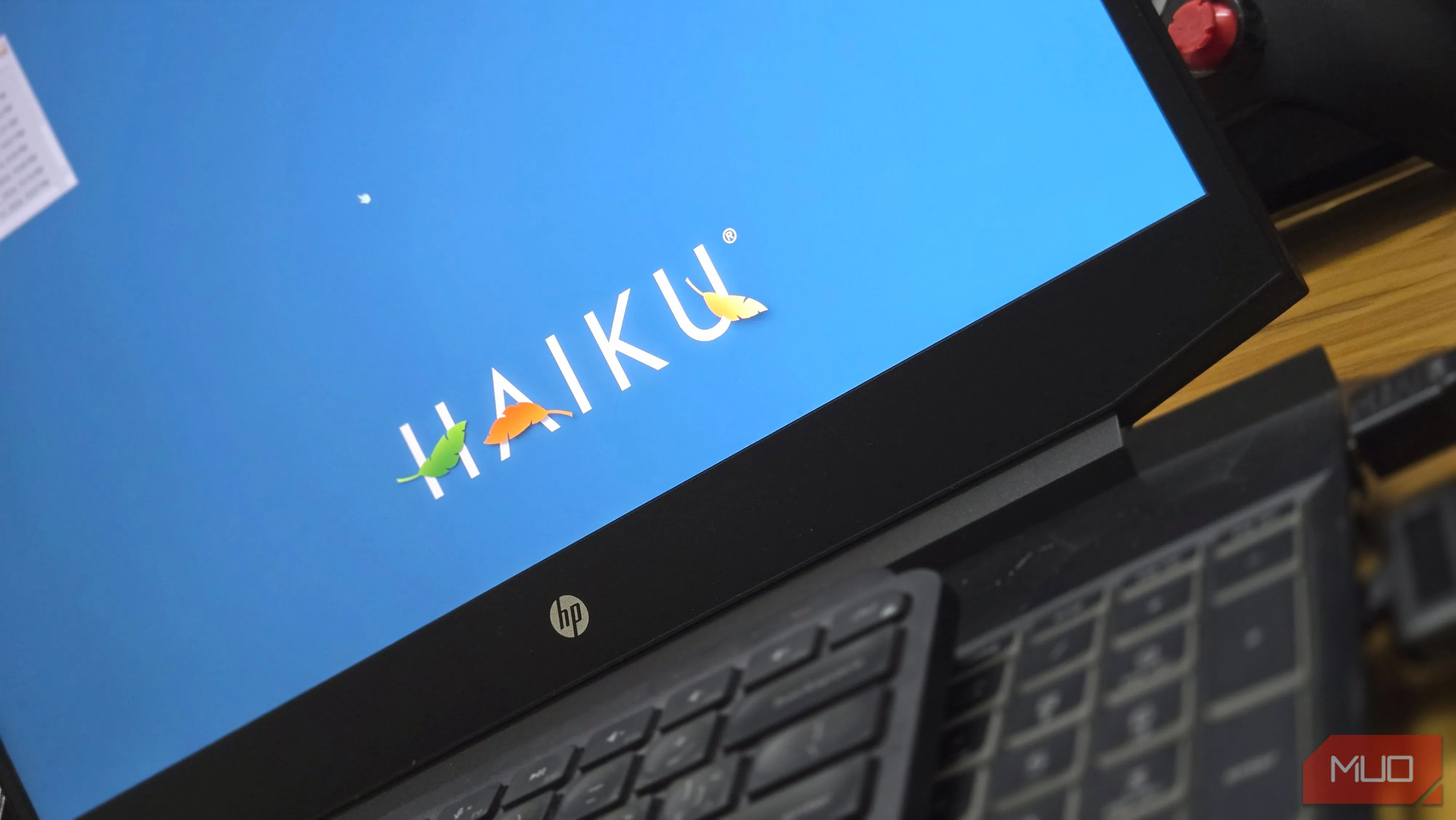 Haiku OS trên laptop HP — tinh thần BeOS, giao diện nhẹ, phù hợp cho thử nghiệm phần mềm đa phương tiện và game indie cổ