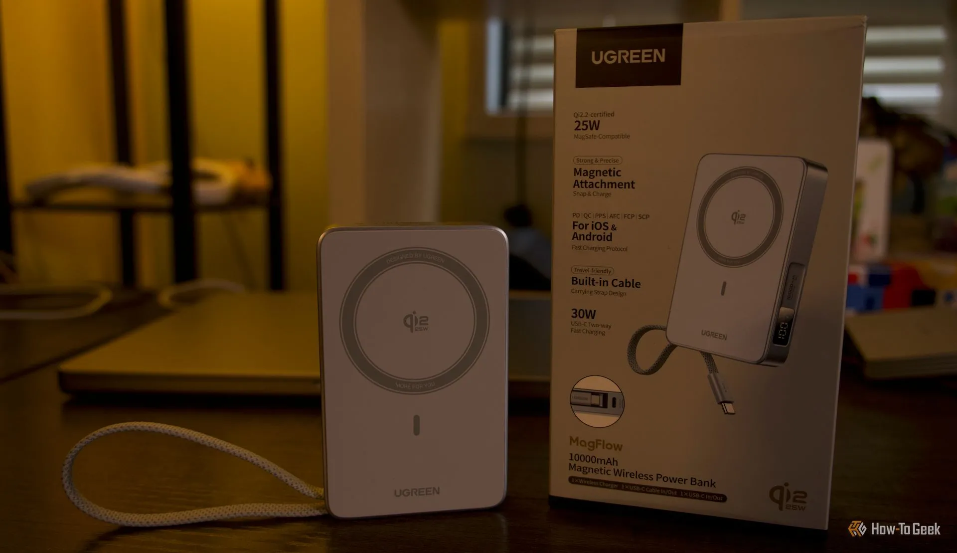 Hộp và MagFlow đặt cạnh nhau trên nền gỗ