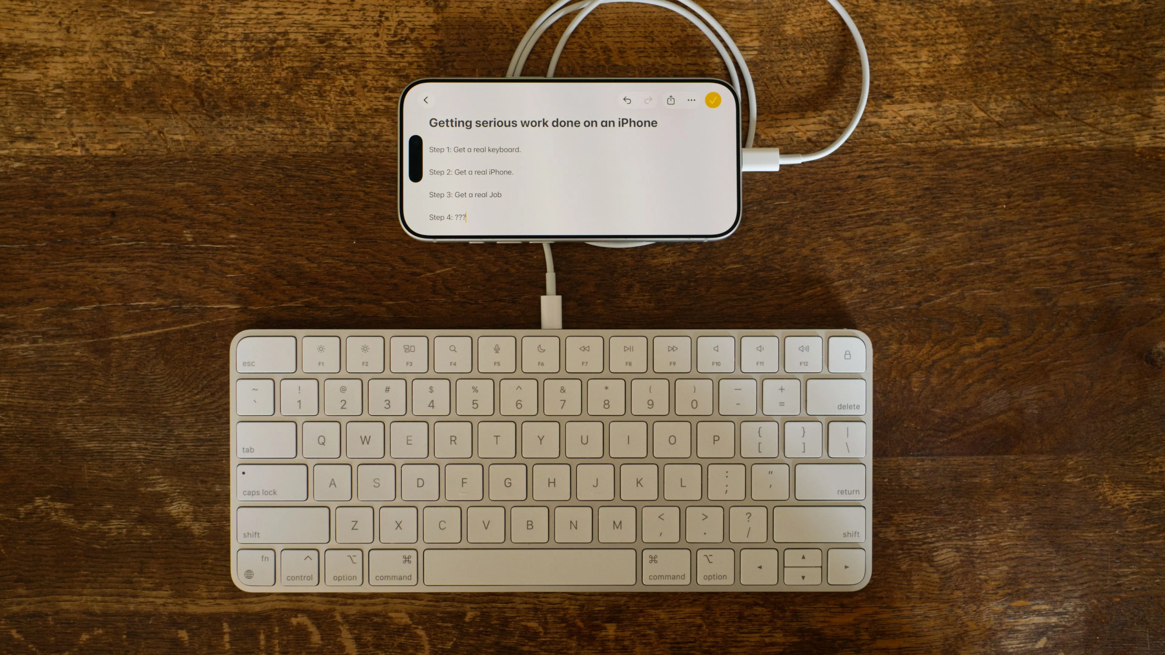 iPhone 17 Pro kết nối Apple Magic Keyboard qua USB-C để gõ dài