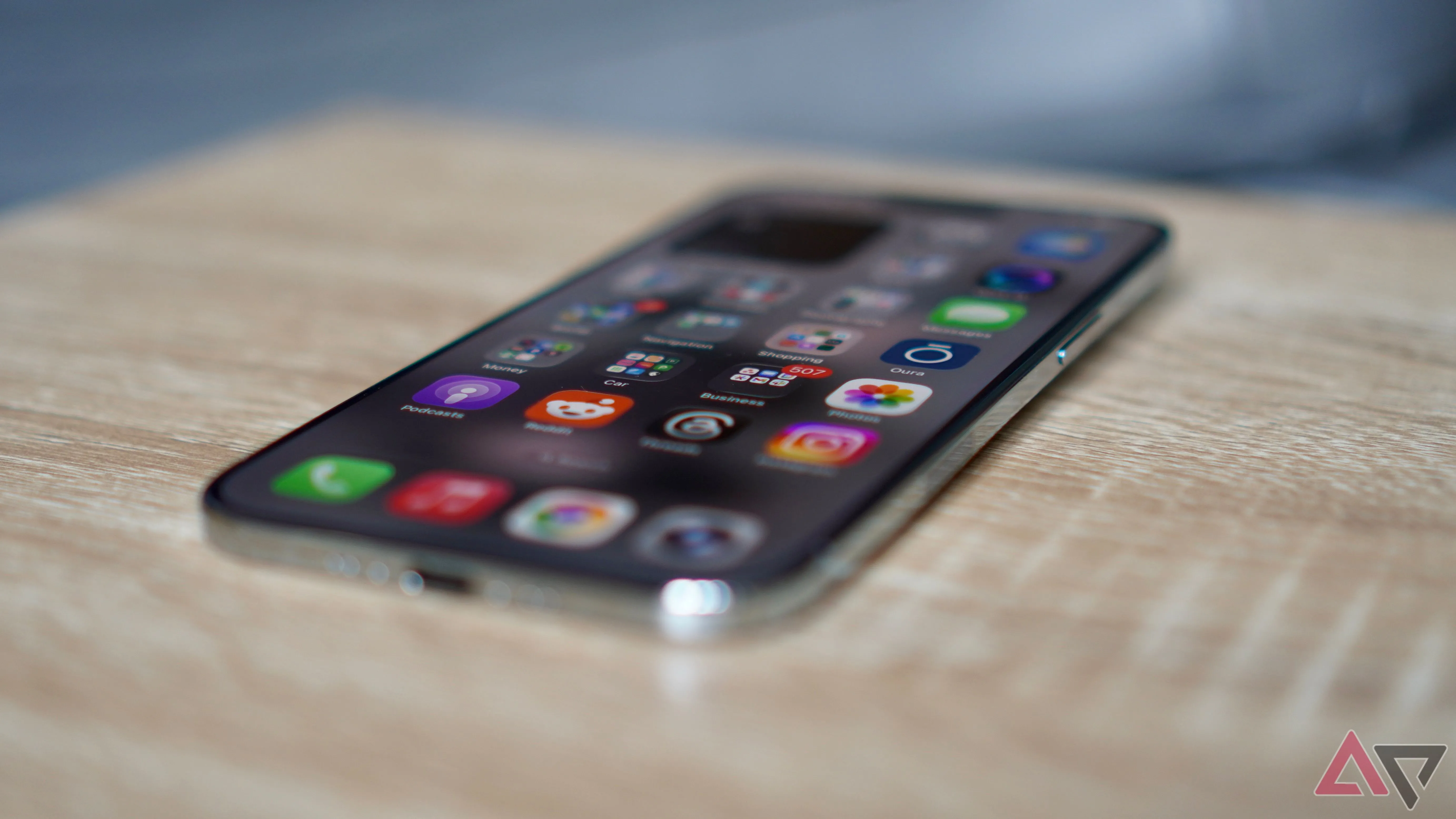 iPhone Air minh họa cho sự cám dỗ của màn hình, nhắc bạn tự chủ khi cần thiết