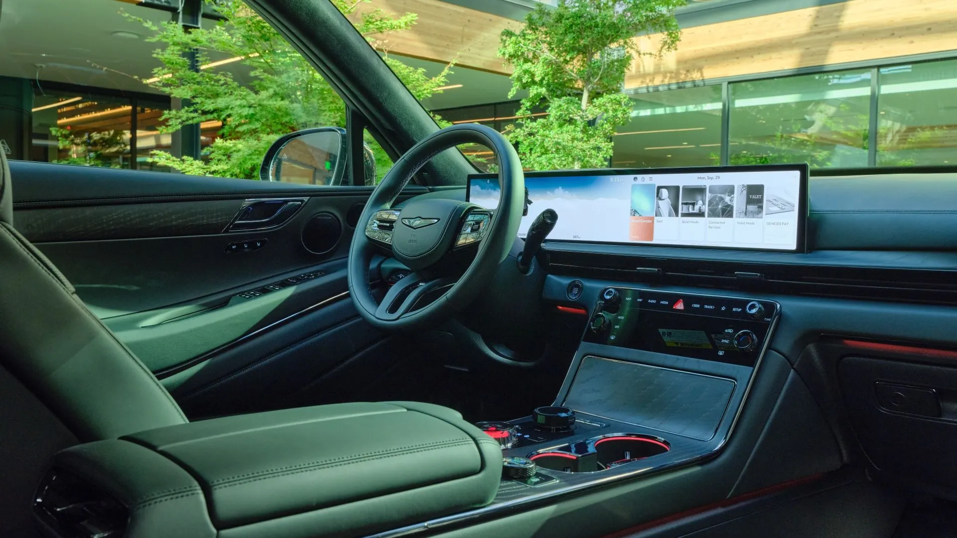 Khoang lái Genesis GV80 2026 với màn hình OLED 27 inch và nội thất da nappa