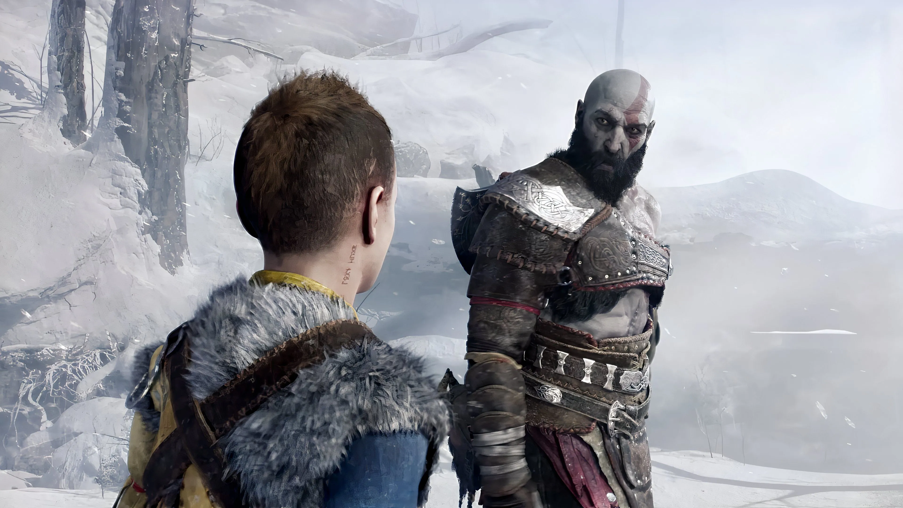 Kratos quay nhìn Atreus trong khung cảnh tuyết — một khoảnh khắc của Ragnarok, nơi các manh mối Ai Cập vẫn lấp ló trong codex và item.
