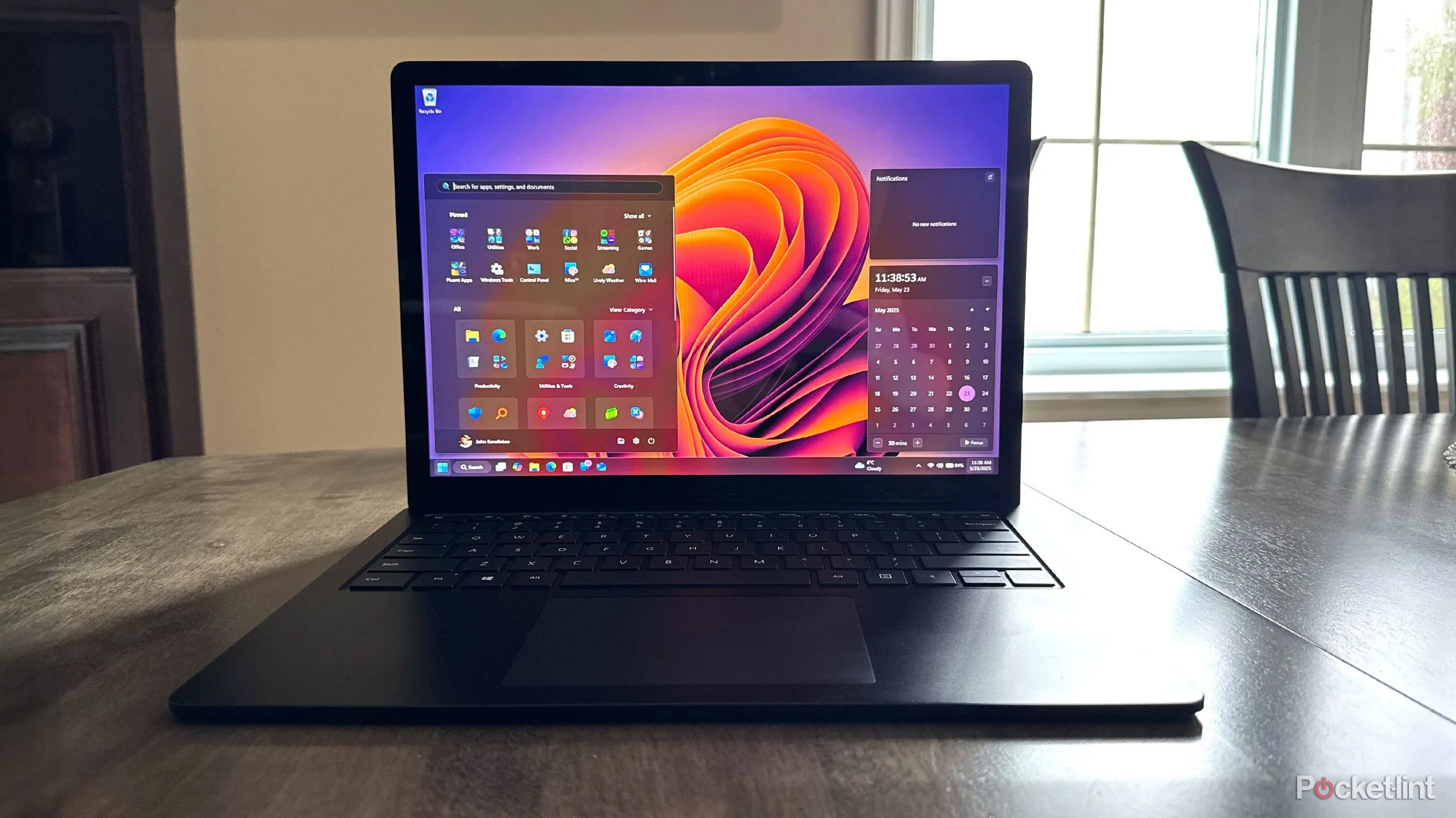 Laptop chạy Windows 11 trên bàn, nhấn mạnh yêu cầu TPM và Secure Boot cho nâng cấp