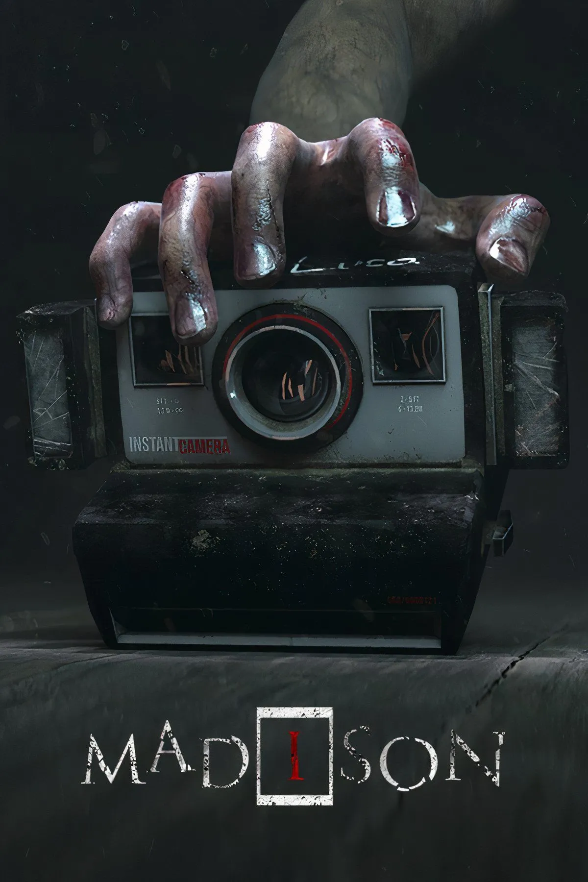 MADiSON: bìa game và hình ảnh camera Polaroid, jump scare trong game kinh dị
