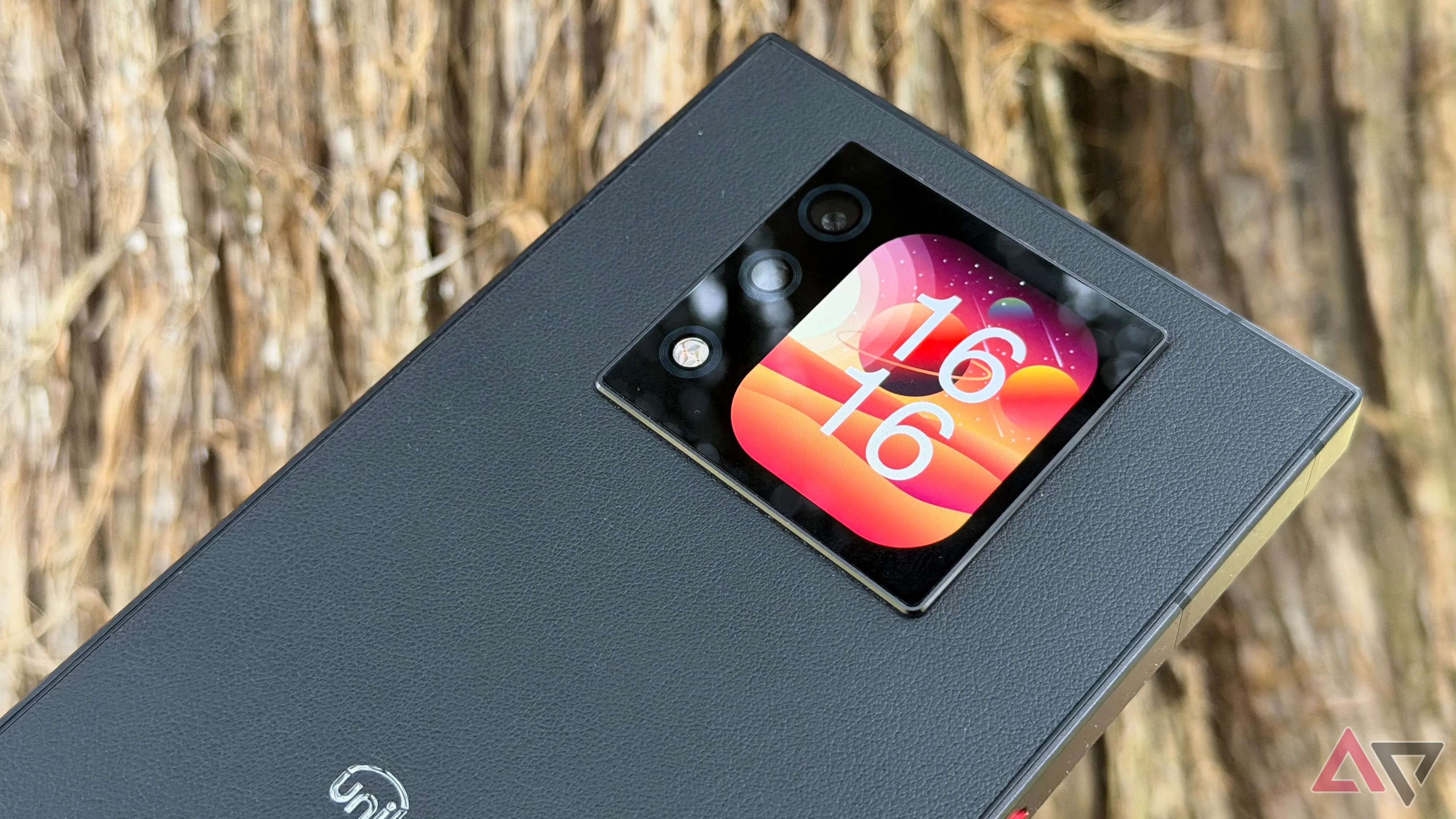 Màn hình phụ phía sau Unihertz Titan 2, tiện cho thông báo nhưng ít ứng dụng thực tế với game thủ