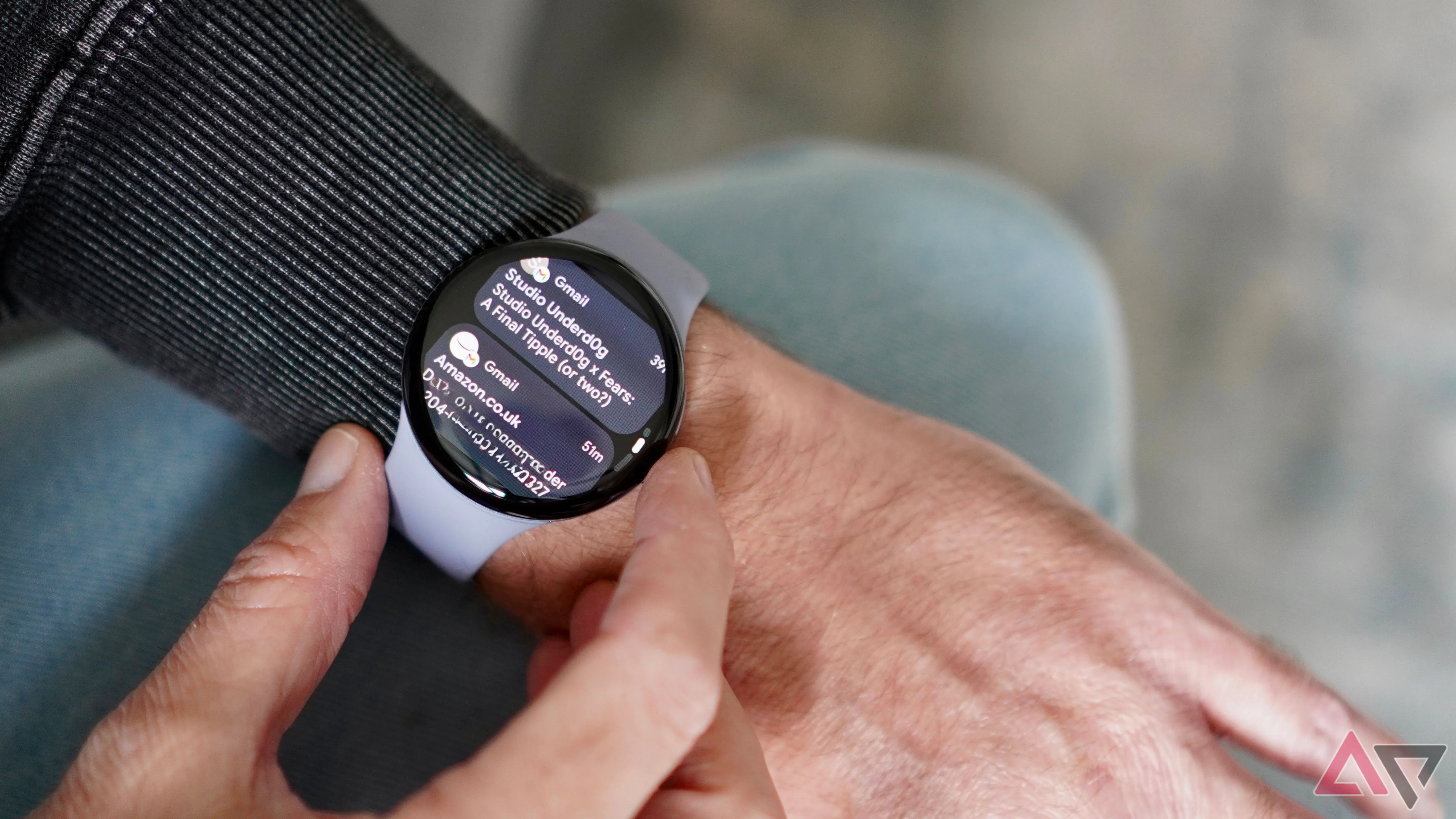 Màn hình thông báo trên Google Pixel Watch 4 - công cụ tra cứu nhanh khi cần thiết