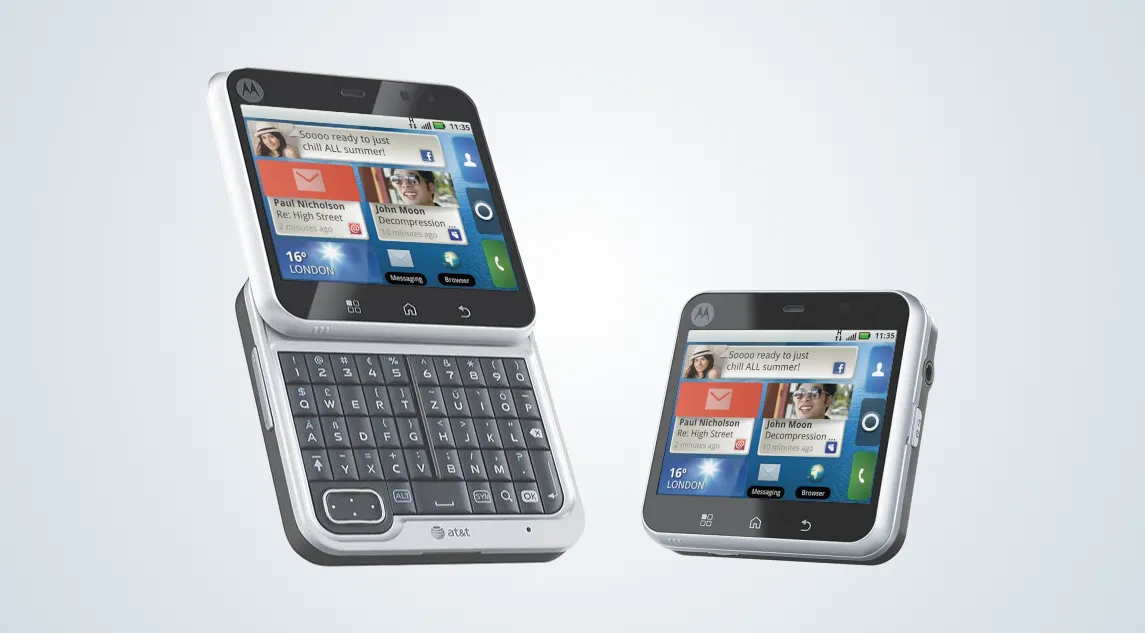 Motorola Flipout màu xanh với màn hình vuông và bàn phím QWERTY xoay