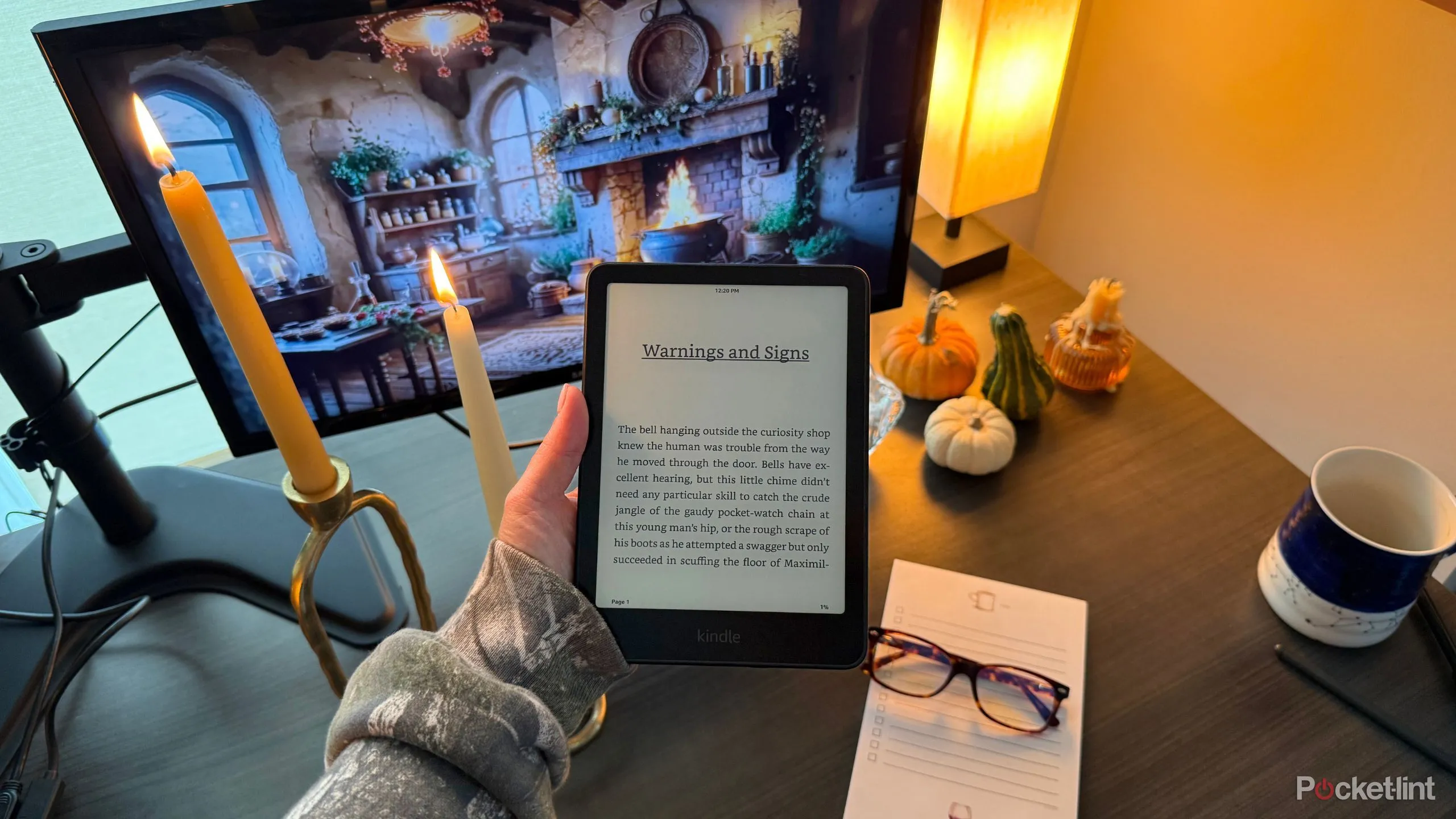 Người cầm Kindle đọc sách ngoài trời, biểu tượng của trải nghiệm e-reader cá nhân
