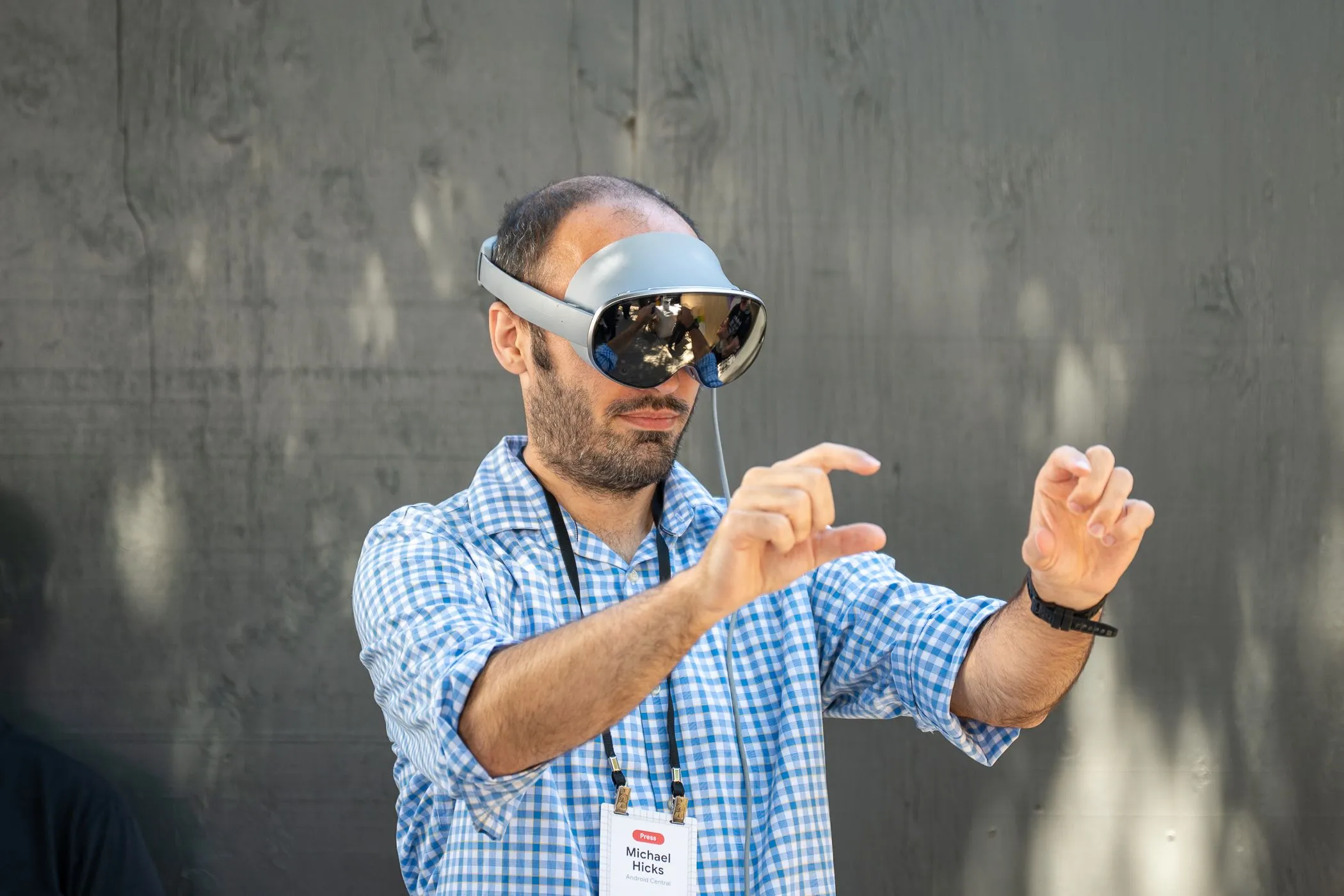 Người đeo headset Project Moohan tại Google IO 2025, dùng cả hai tay làm bộ điều khiển