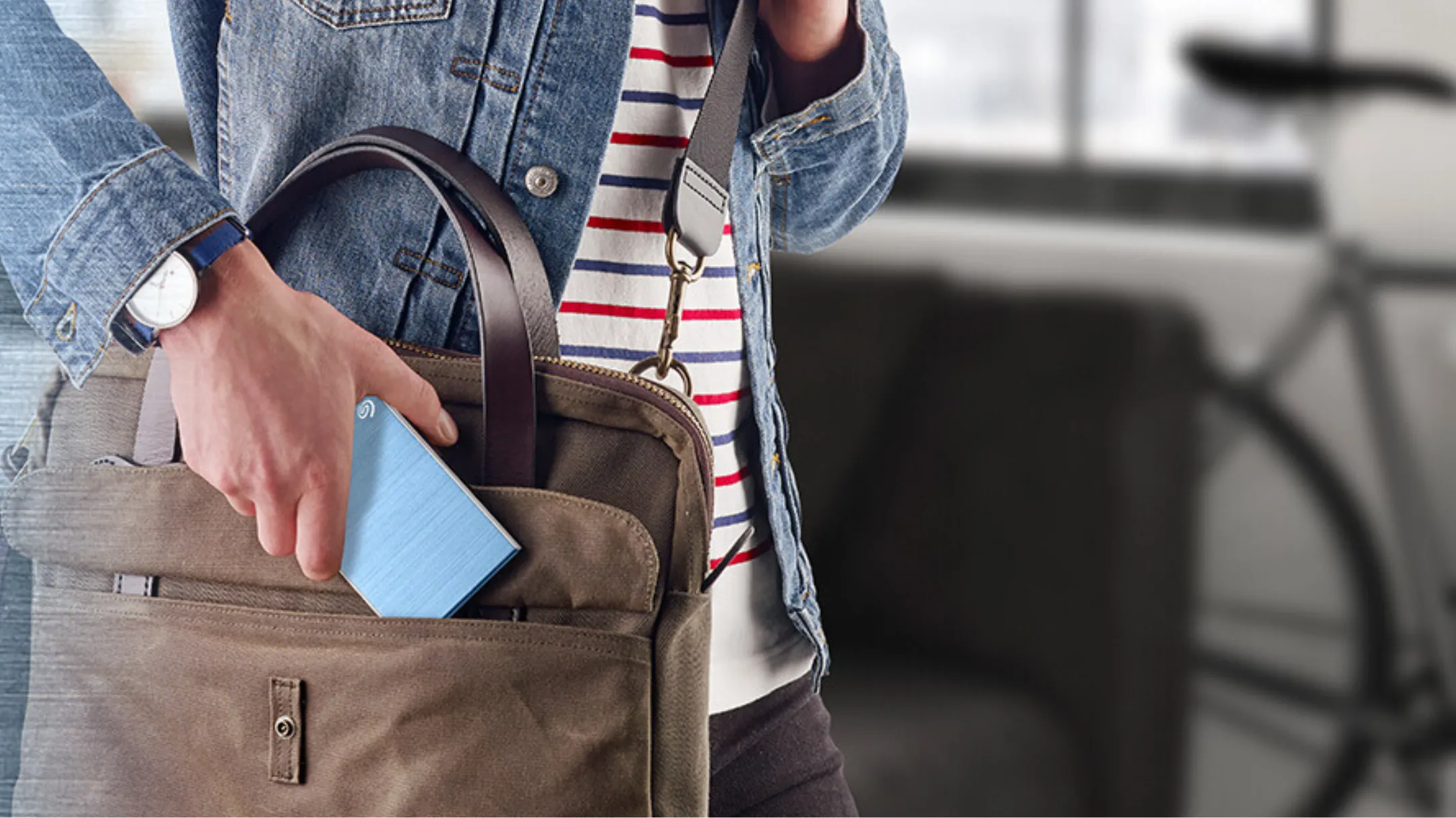 Người dùng đặt Seagate Backup Plus Slim vào túi, minh họa tính di động cho game thủ