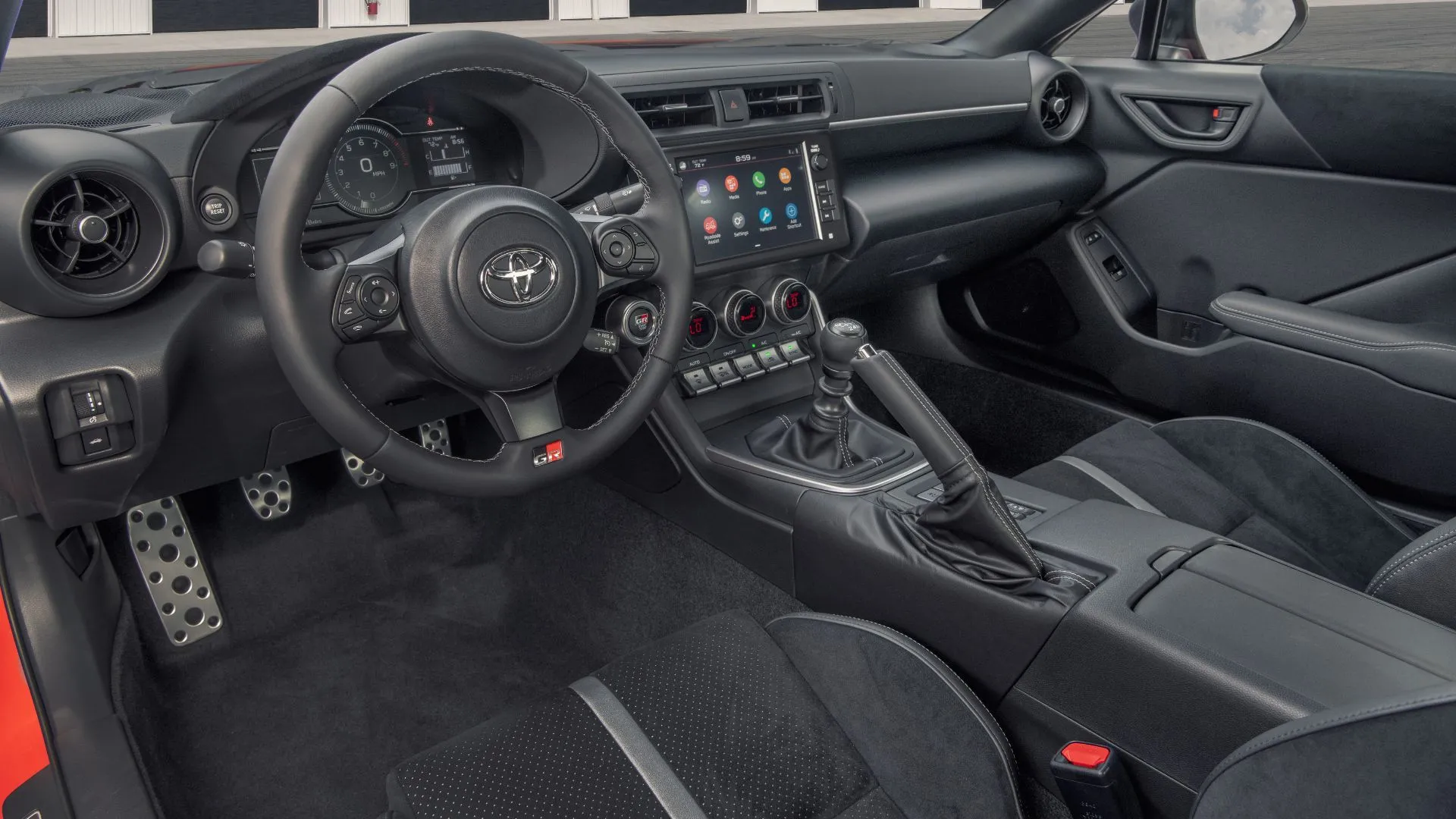 Nội thất Toyota GR86 2022, hiển thị vô lăng và màn hình giải trí — yếu tố trải nghiệm trong game mô phỏng khoang lái