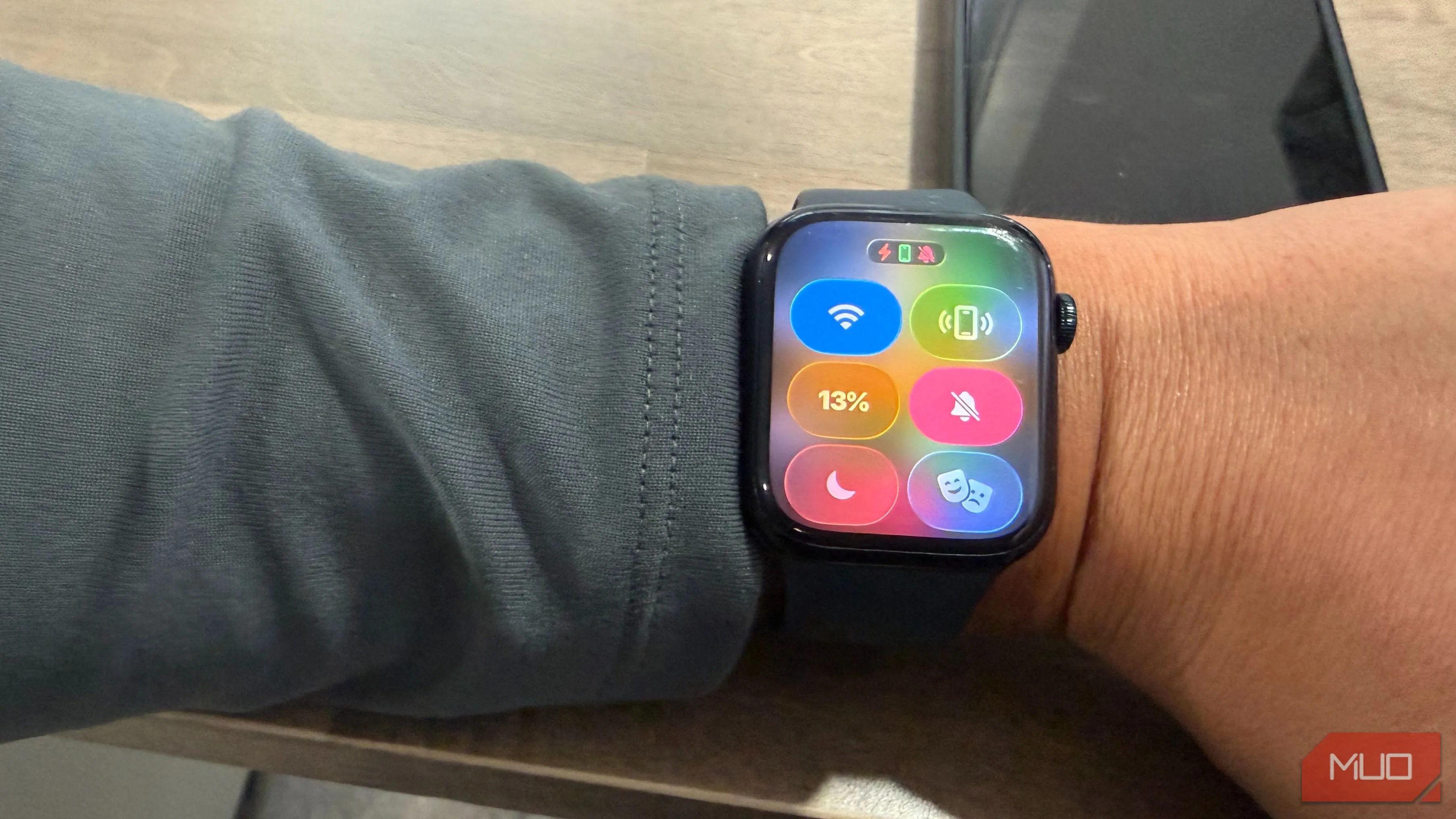 Nút ping iPhone trên Apple Watch giúp phát âm thanh và bật đèn flash