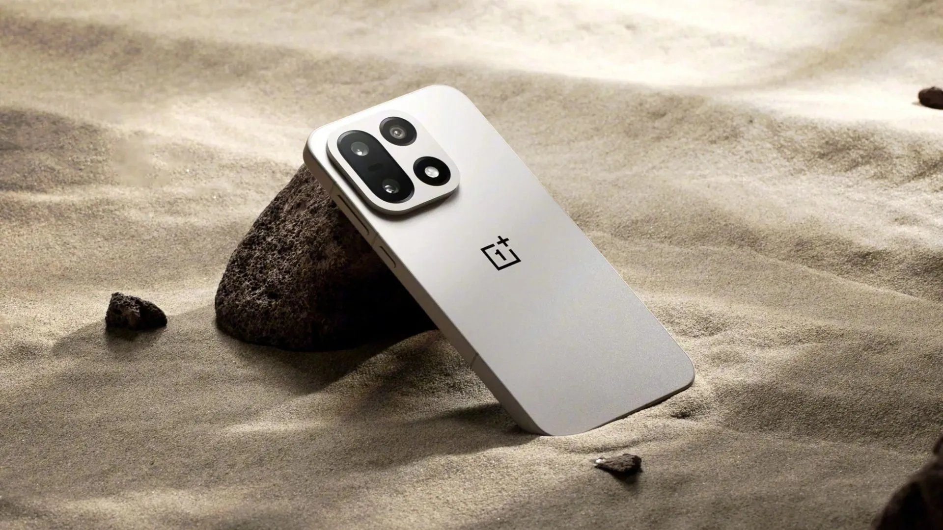 OnePlus 15 đặt trên nền cát, nhấn mạnh dung lượng pin lớn phù hợp cho chơi game liên tục