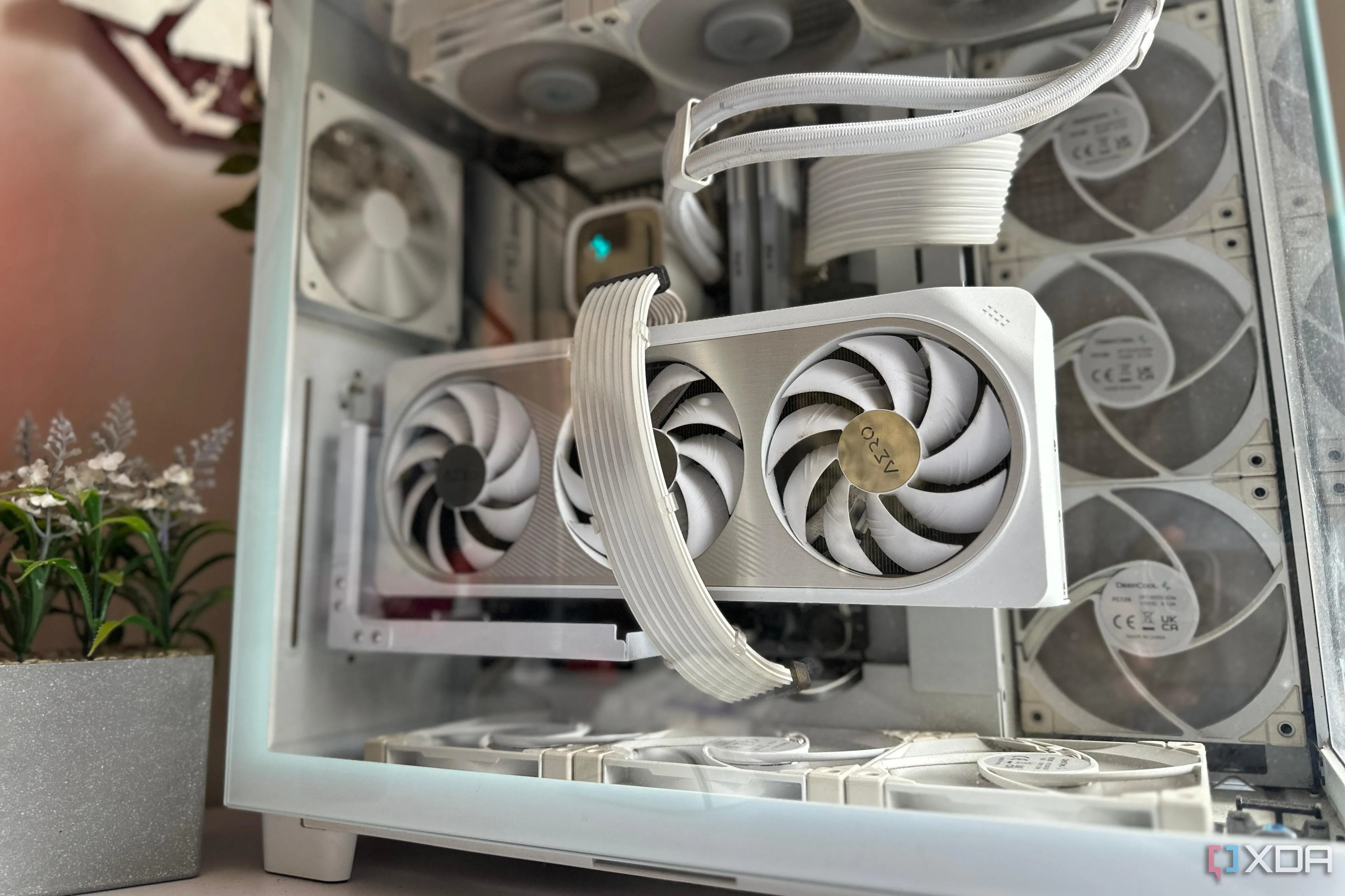 PC gaming màu trắng với GPU nổi bật trên bàn làm việc