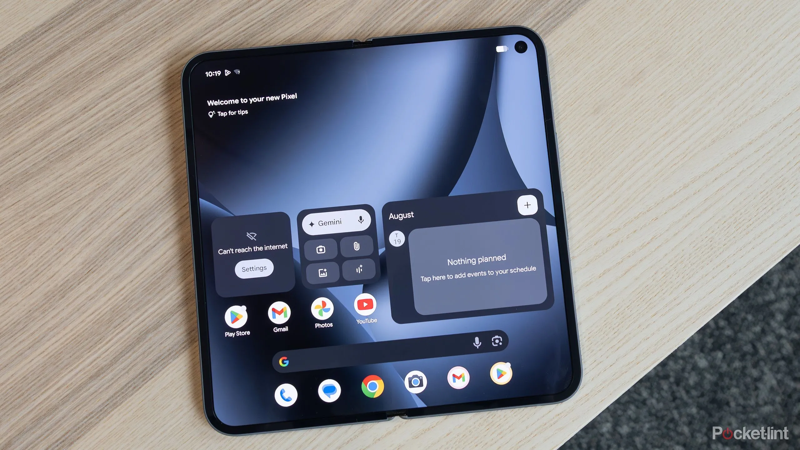 Pixel 10 Pro Fold mở ra, hiển thị màn hình trong trạng thái hoạt động