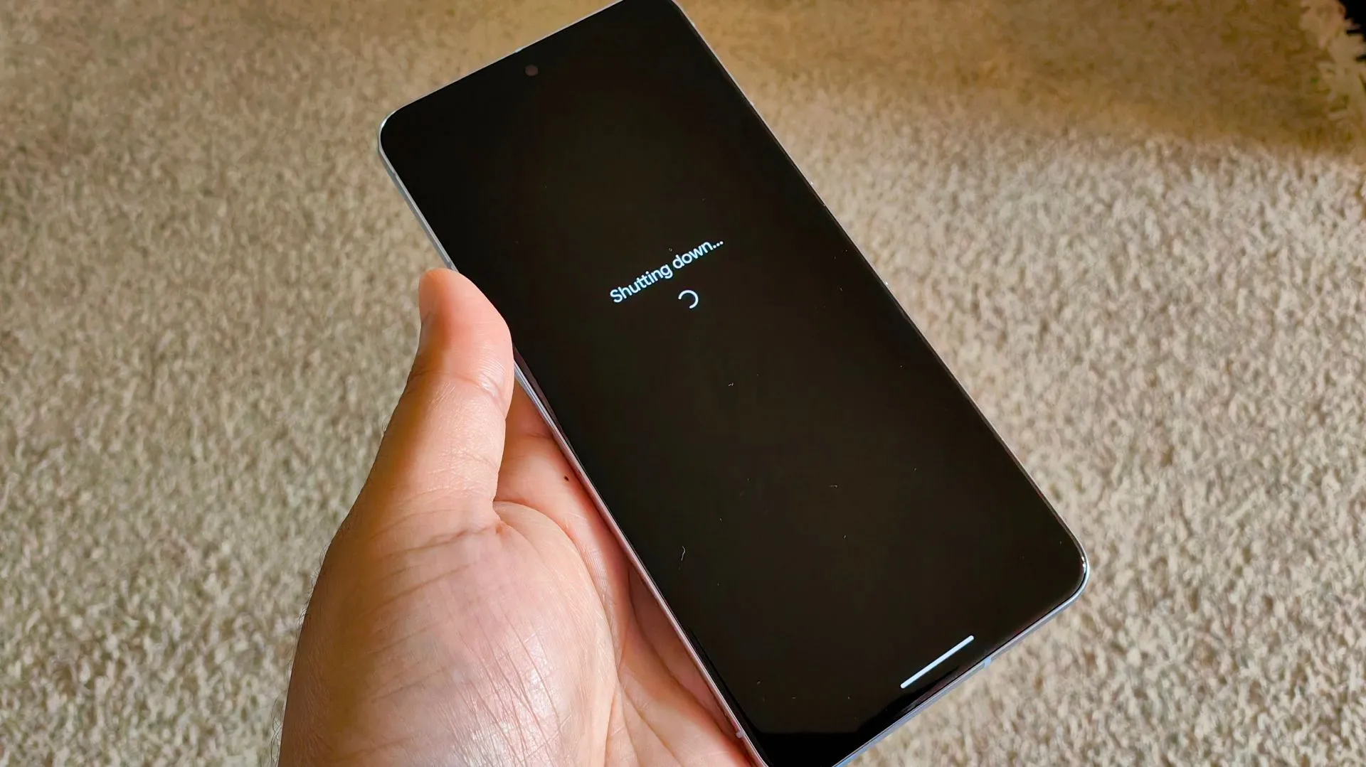 Pixel 8 Pro đang tắt nguồn, minh họa tính năng theo dõi khi tắt