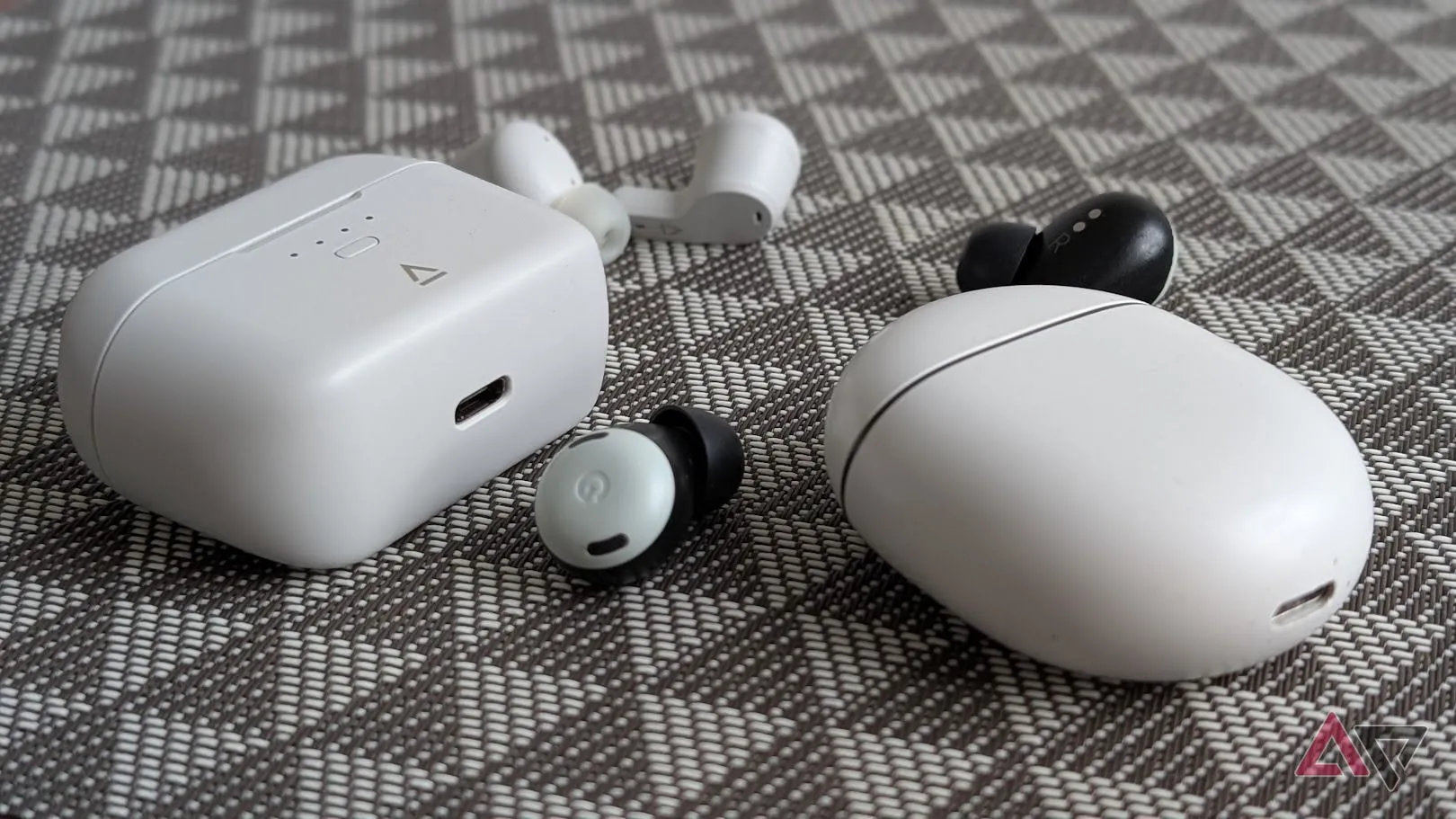 Pixel Buds Pro bên tai nghe Creative Zen Air SXFI trên nền đen trắng – so sánh cảm ứng chạm và ANC cho game thủ