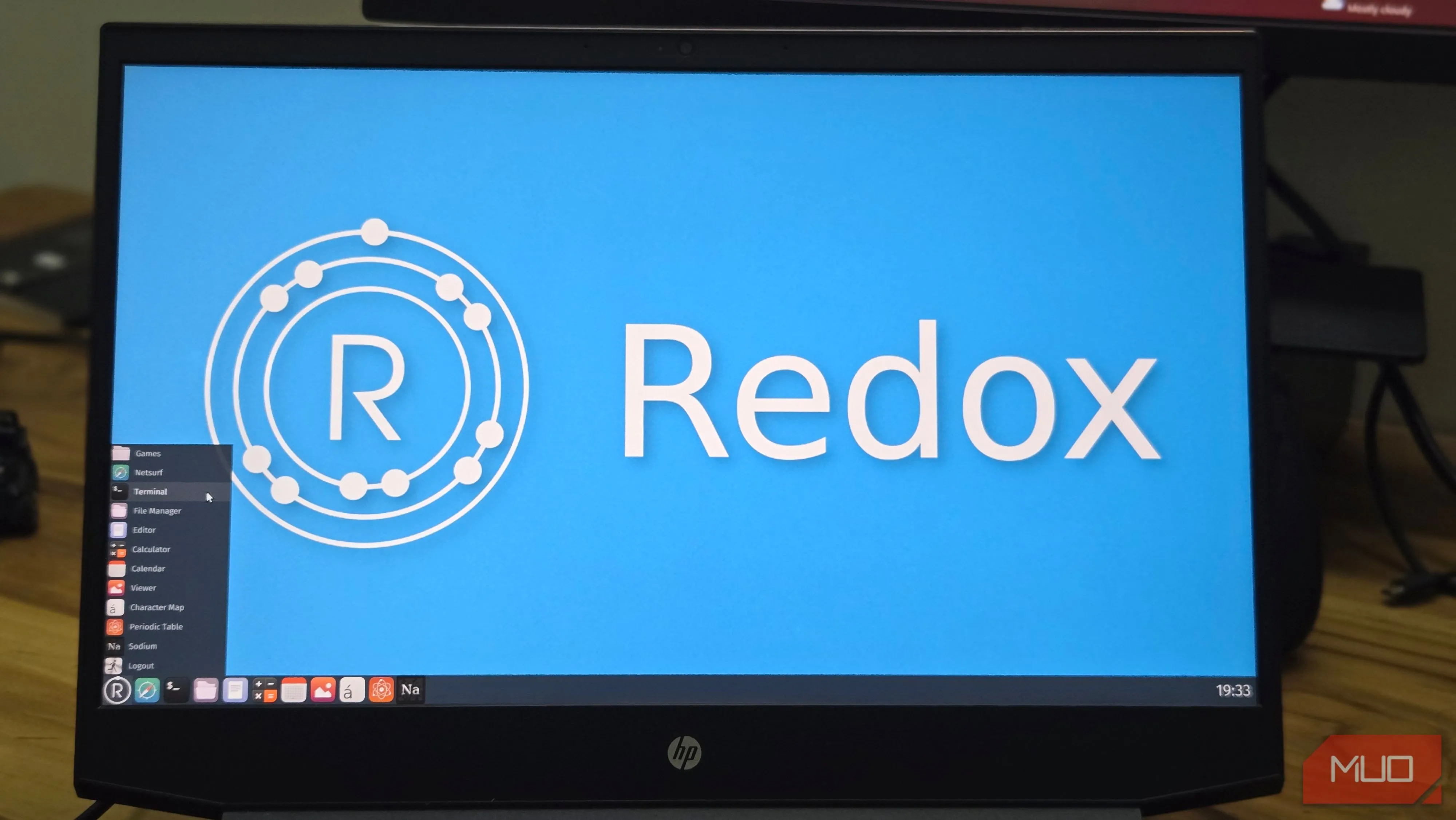 Redox OS chạy trên laptop — hệ điều hành viết bằng Rust, bao gồm game FreeDoom và client Minecraft thử nghiệm