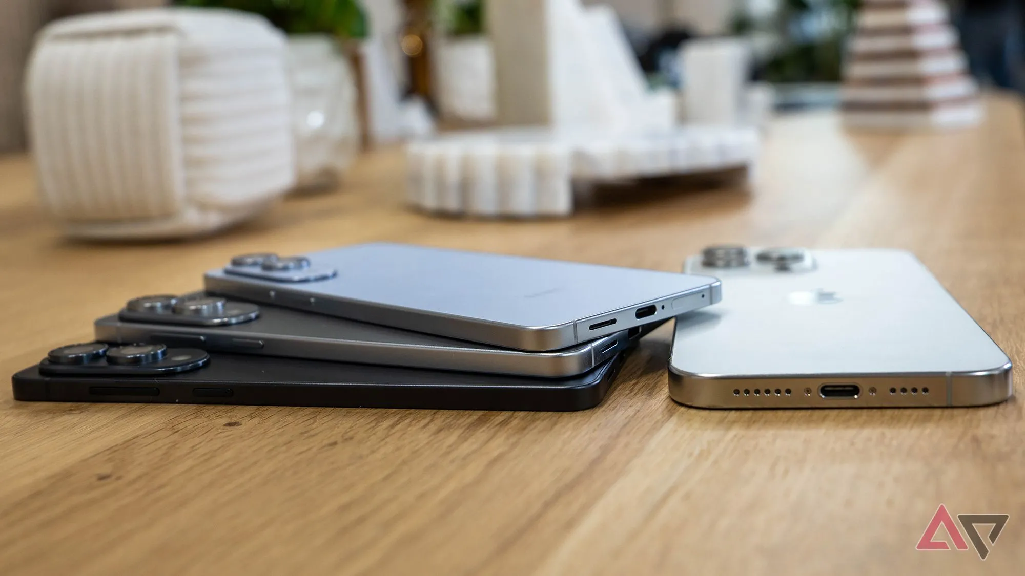 Samsung Galaxy S25 Edge trưng bày góc cạnh mảnh mai, minh họa xu hướng điện thoại siêu mỏng nhưng ít đem lại giá trị sử dụng thiết thực