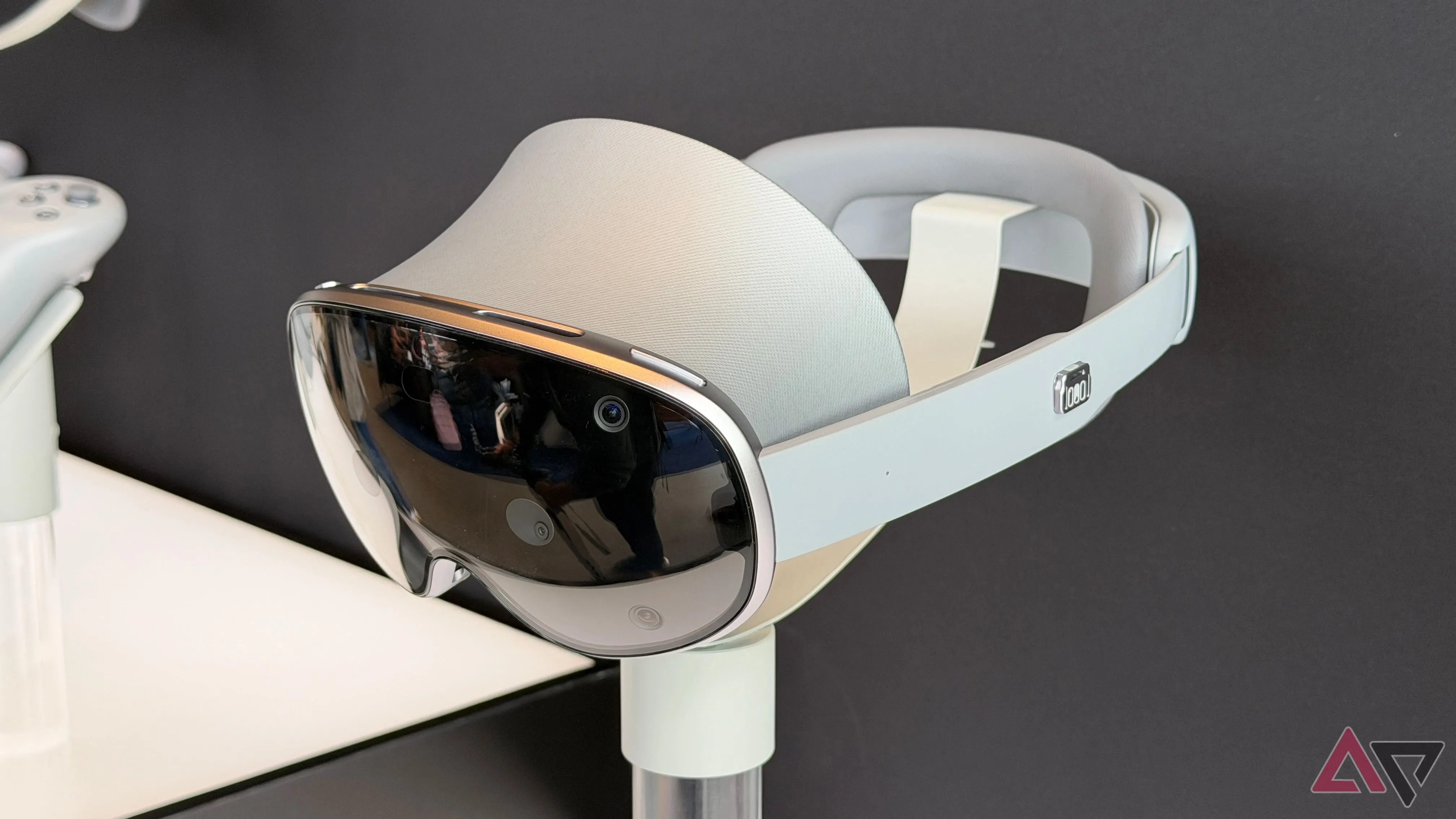 Samsung Galaxy XR đặt trên giá trưng bày, nhìn tổng quan thiết kế và kích thước