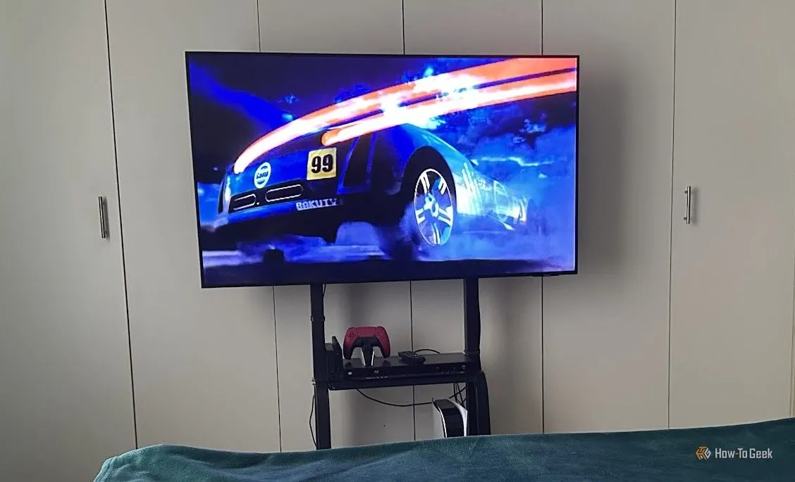 Samsung TV gắn trên giá di động trong phòng ngủ