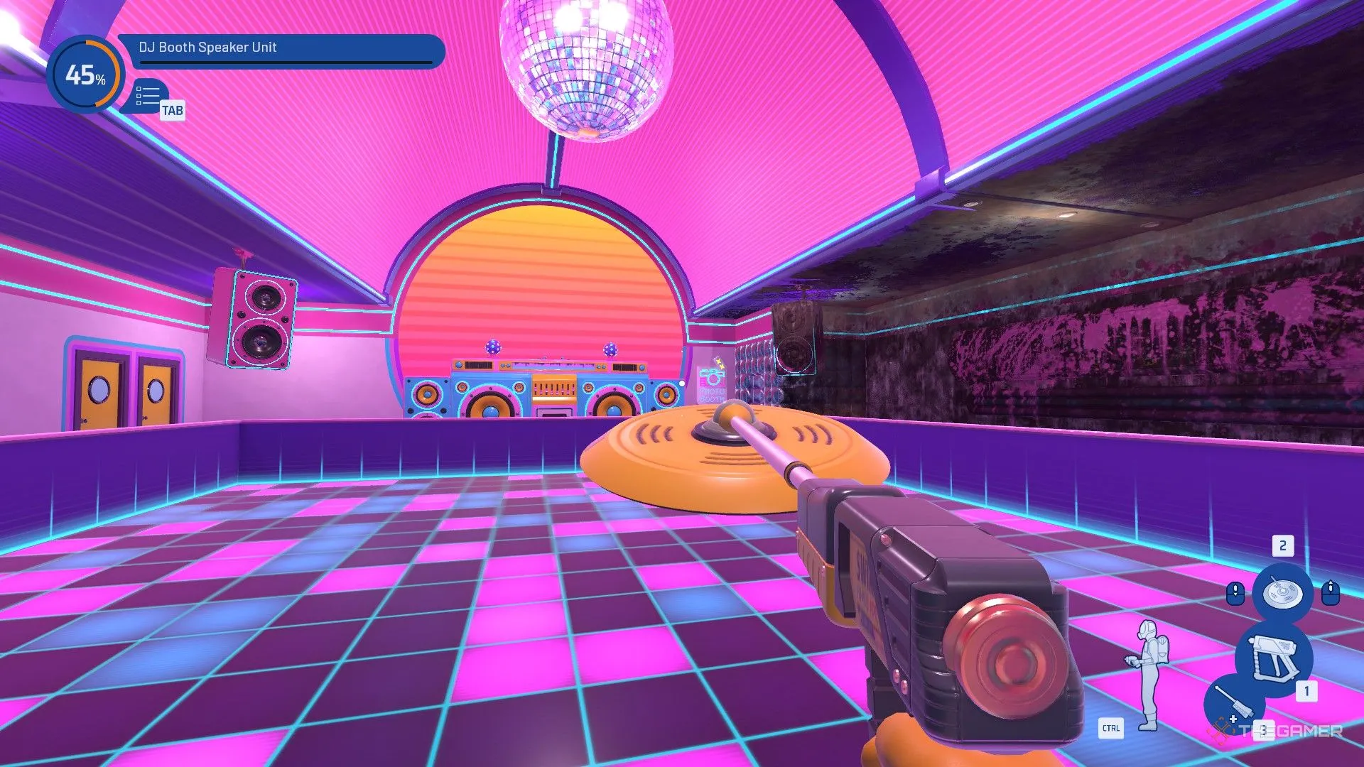 Sàn nhảy Roller Disco một phần đã sạch, bên phải còn nhiều vết bẩn trên tường