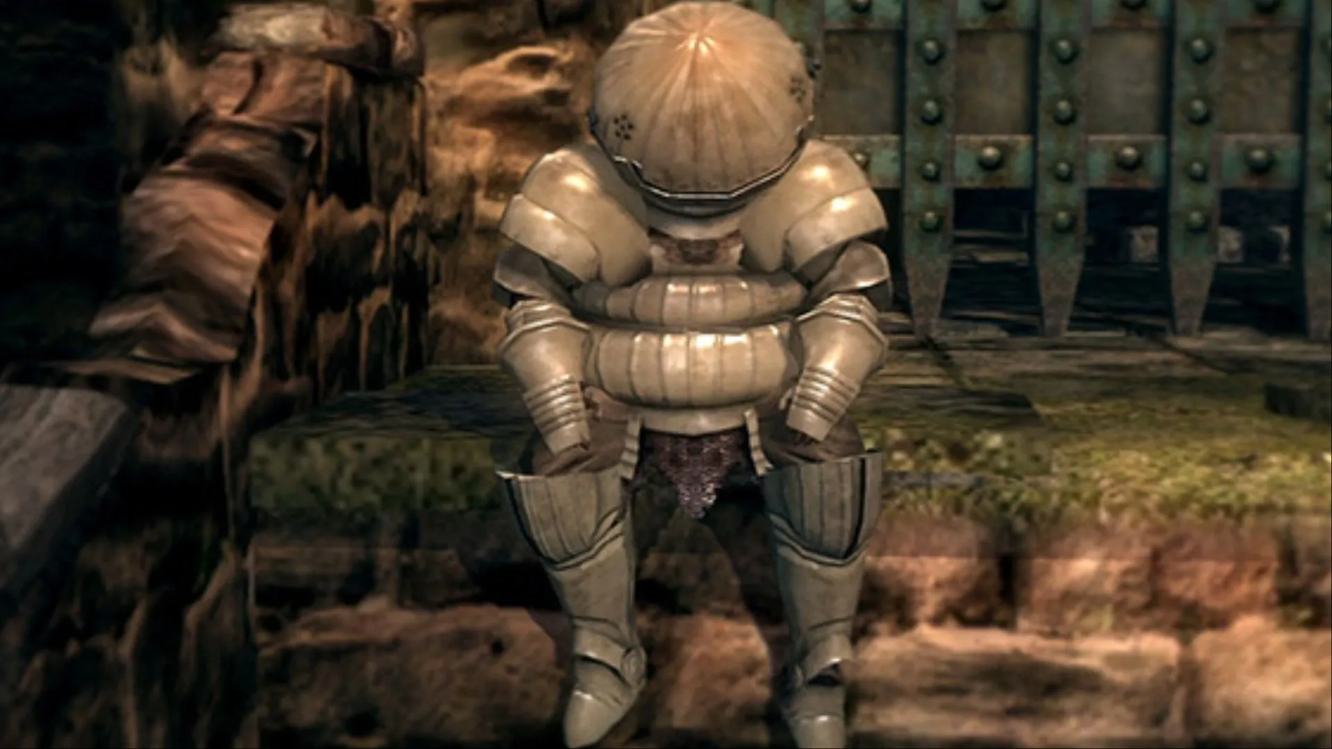 Siegmeyer of Catarina ngồi nghỉ trước cửa cổng, biểu cảm mệt mỏi nhưng dễ mến của một bậc đồng hành