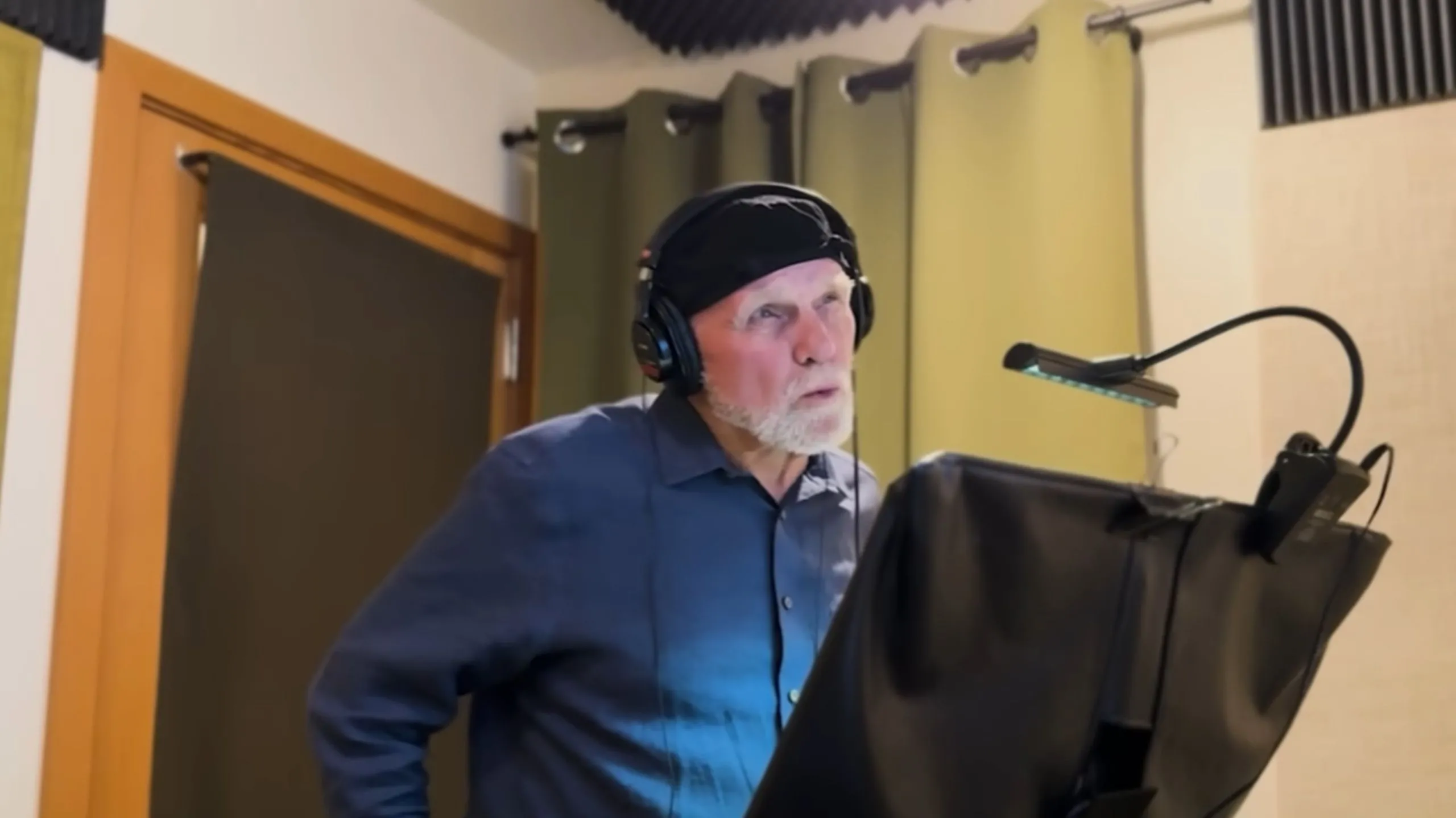 Steve Downes quay lại lồng tiếng Master Chief cho bản remake, kết hợp với motion capture mới để tái hiện biểu cảm và hành động