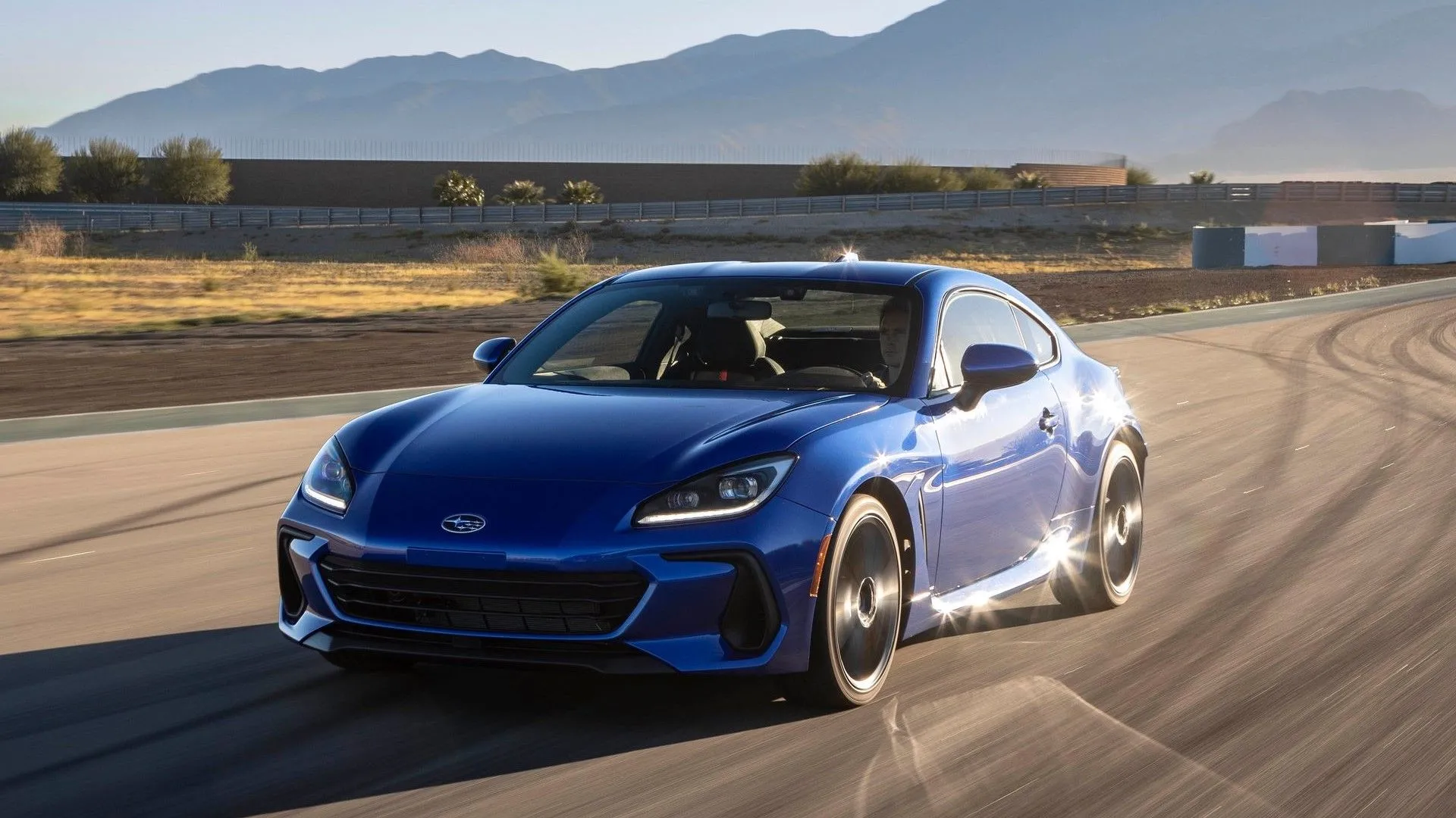 Subaru BRZ 2022 góc trước 3/4 đang vào cua, thể hiện sự cân bằng của khung gầm