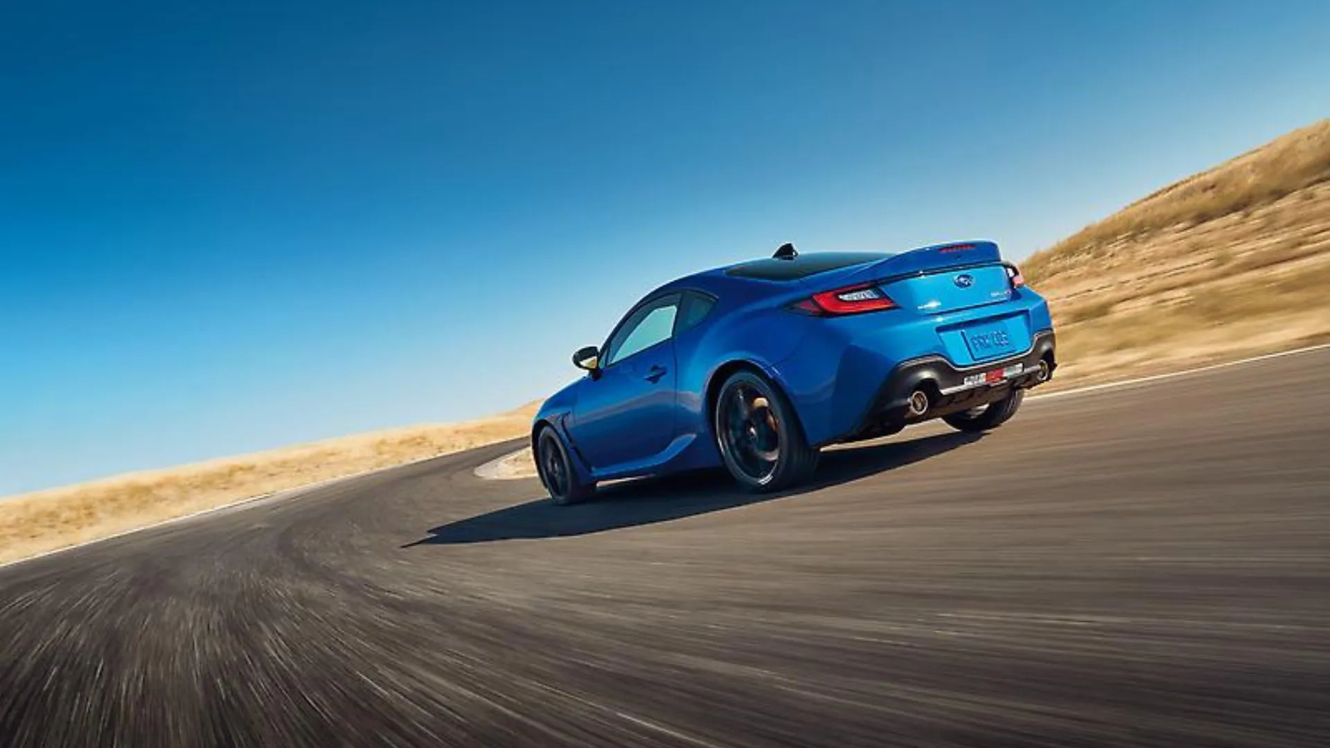 Subaru BRZ tS 2024 xanh đang vào cua nhanh trên đường nông thôn — ảnh minh họa cho cảm giác lái thực tế và mô phỏng trong game