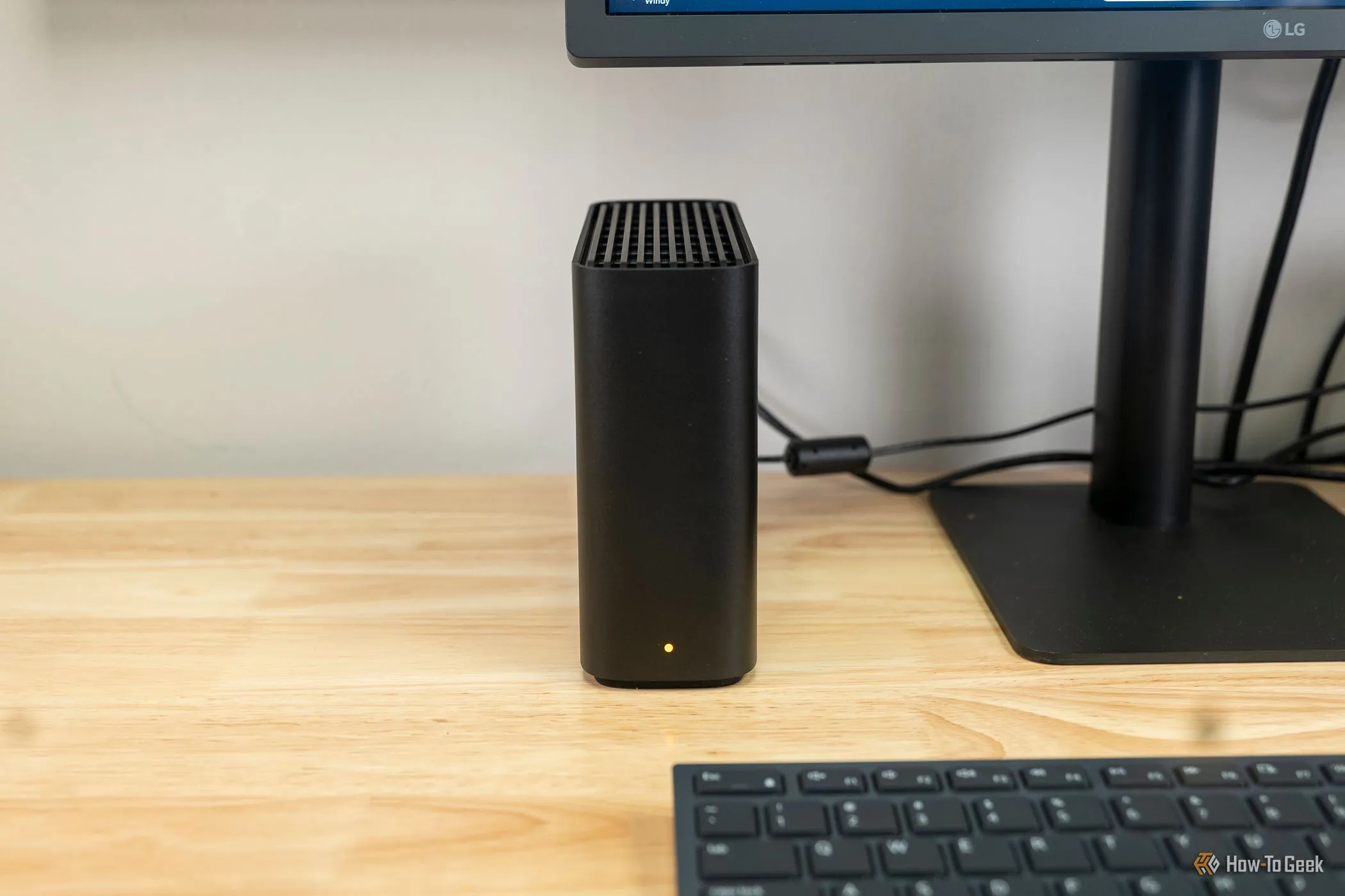 Synology BeeStation đặt cạnh màn hình máy tính, phù hợp làm máy chủ ảnh và file cho game thủ.