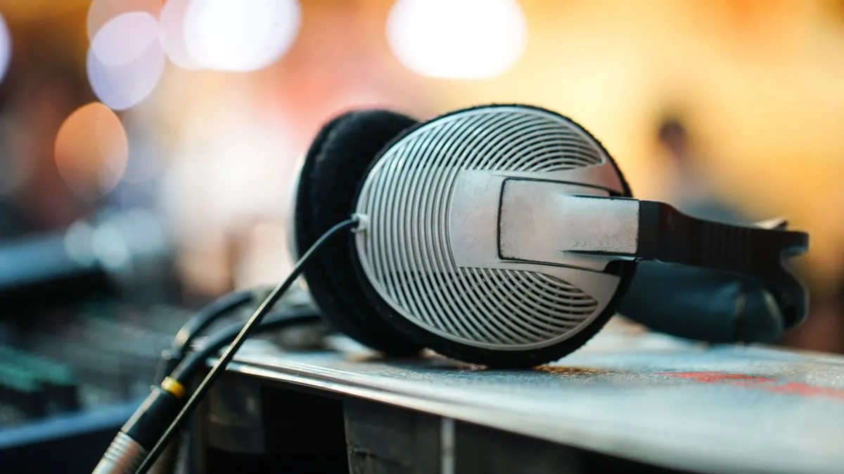 Tai nghe có dây đặt trên bàn, minh hoạ cho trải nghiệm nghe lossless tốt hơn so với Bluetooth