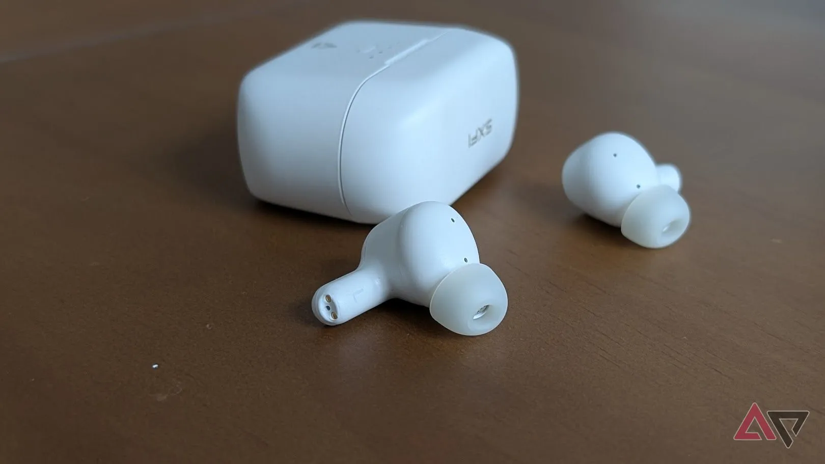 Tai nghe Creative Zen Air SXFI đặt trên mặt gỗ – minh họa hiệu ứng âm thanh không gian SXFI cho game và phim