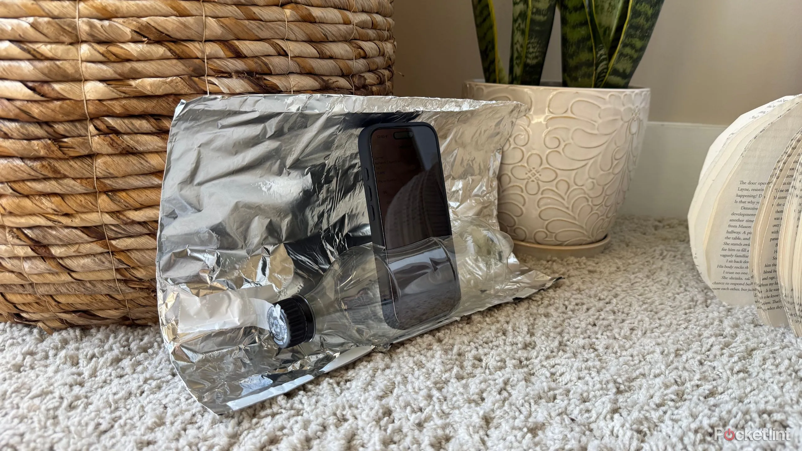 Tấm giấy bạc uốn thành parabola để hướng sóng về anten iPhone