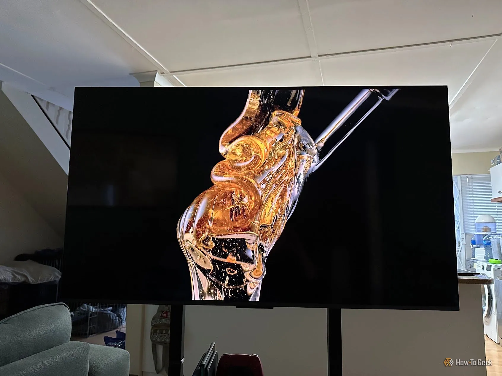 TCL C6K hiển thị bài kiểm tra màu sắc gần OLED