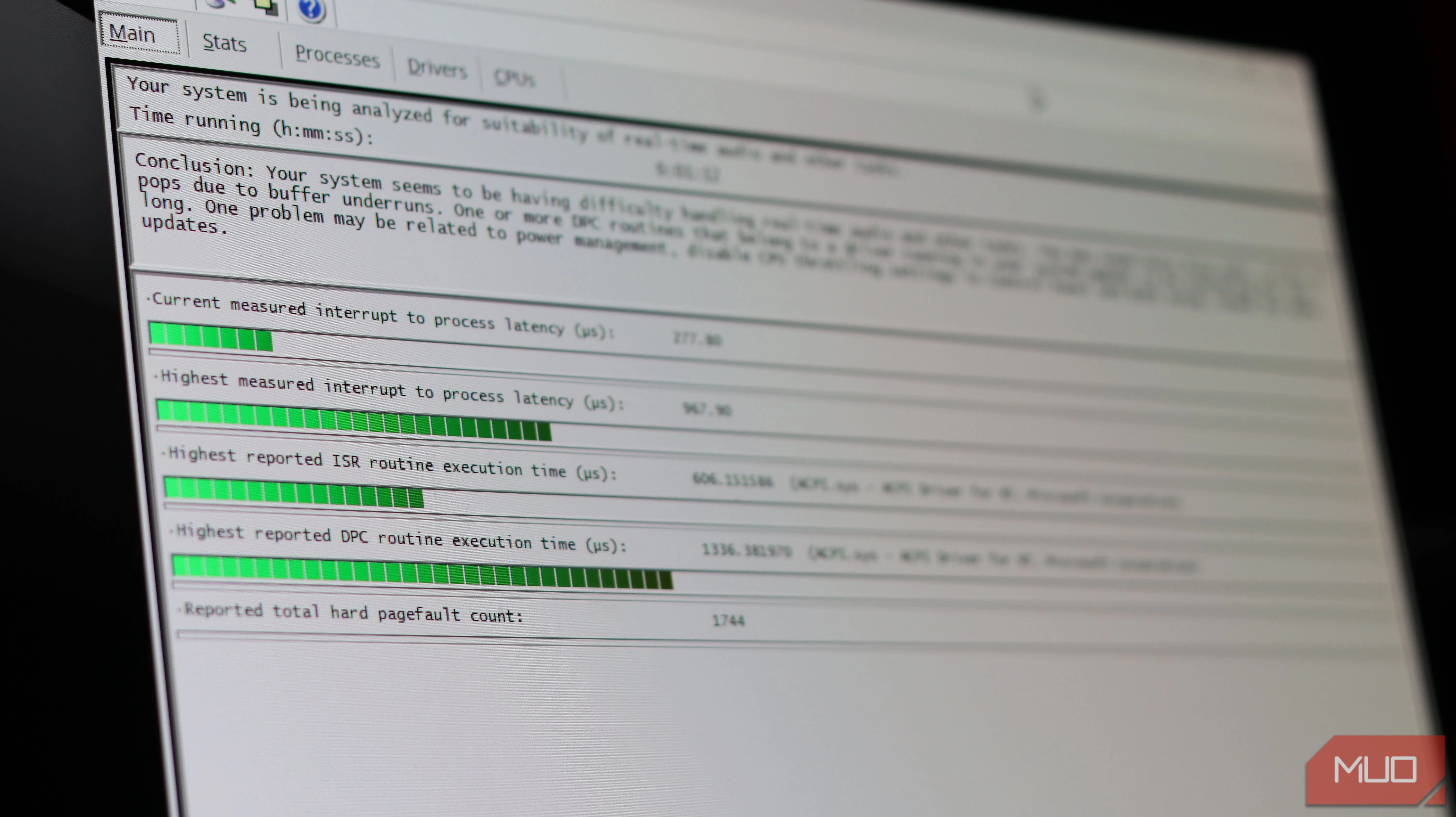 Thanh tiến trình và biểu đồ LatencyMon hiển thị các mức độ trễ DPC và ISR trong quá trình kiểm tra.