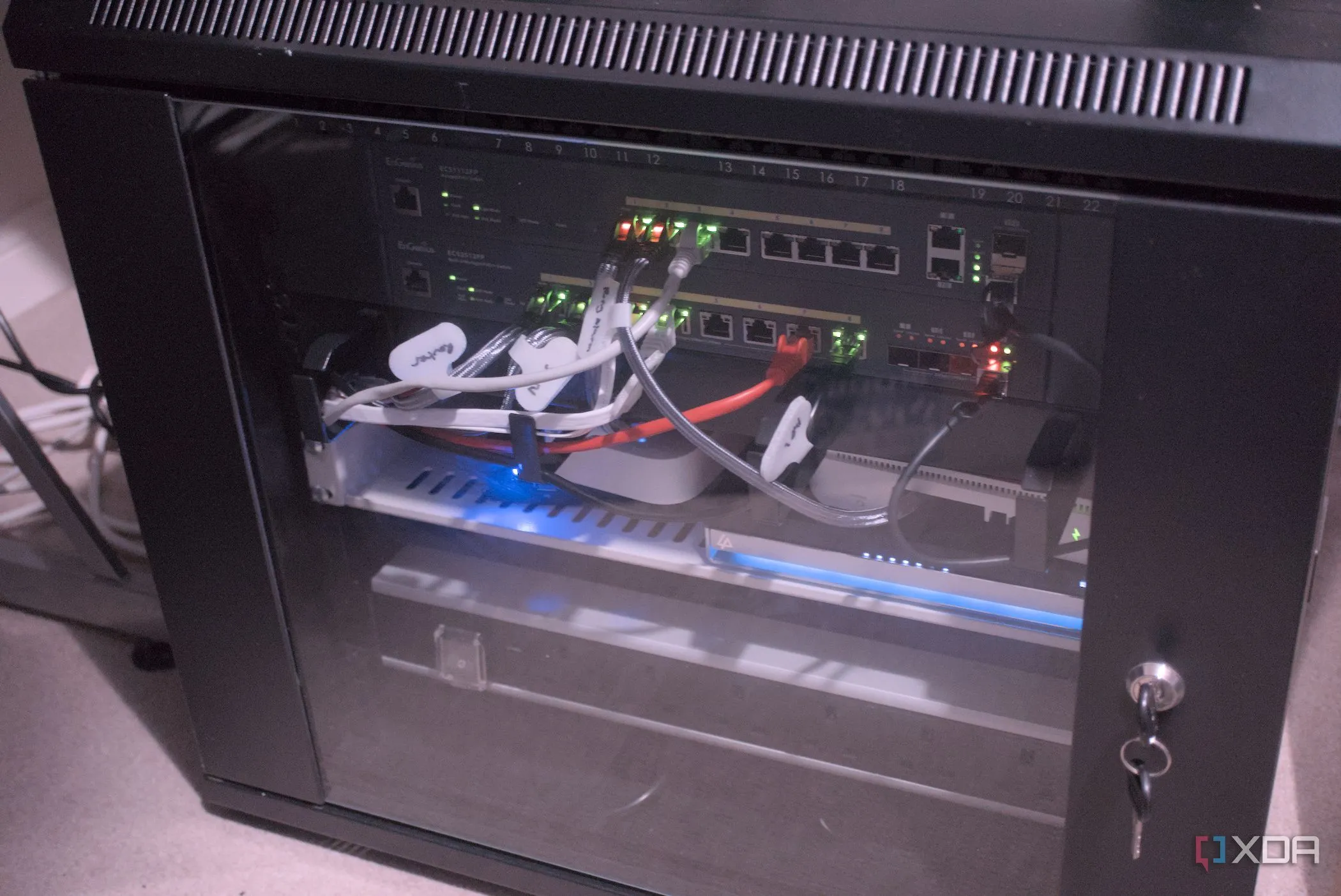 Tủ mạng với dây cáp và thiết bị mạng trong lab tại nhà